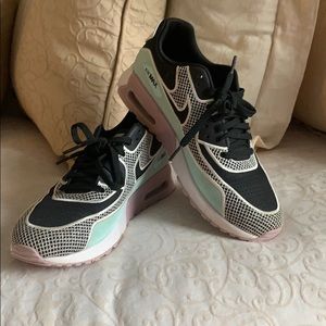 Nike air max tennis shoes